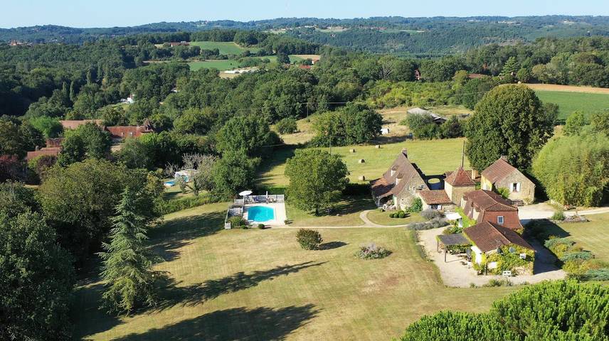 Gîte pour 4 personnes, avec terrasse ainsi que piscine et jardin