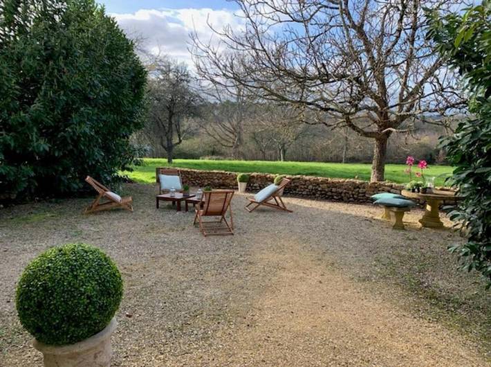 Location de vacances pour 3 personnes, avec piscine ainsi que vue et terrasse à Bourrou - 2