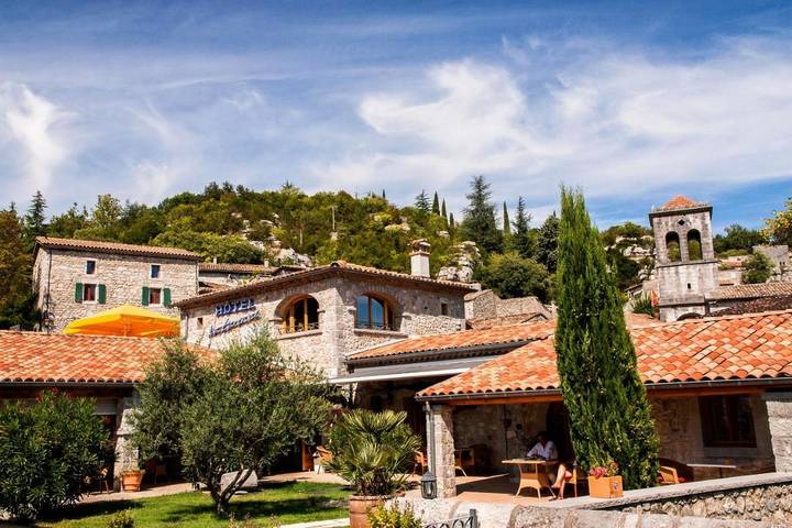 Hôtel pour 3 personnes, avec jardin ainsi que piscine et vue à Labeaume - 3