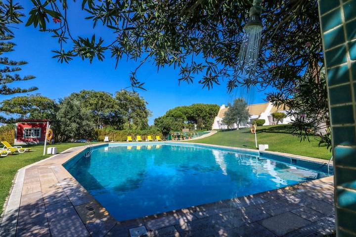 Location de vacances pour 6 personnes, avec jardin et terrasse ainsi que vue et piscine à Vilamoura - 4