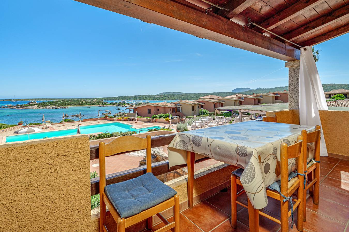 Ganze Wohnung, Appartement 'Gelsomino Vista Mare' mit Meerblick, Gemeinschaftspool und Klimaanlage in Villaggio Marineledda, Costa Smeralda