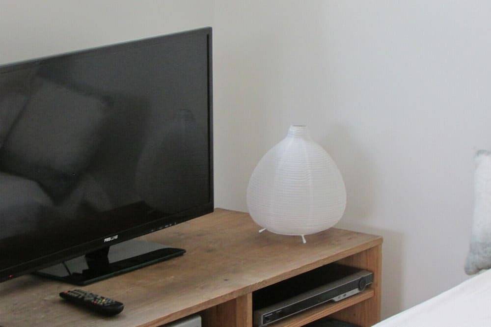 Sunny family home, 900m. from beach, equipped garden with a shower, Wifi Hd, Tv in Plurien, Côte d’Émeraude