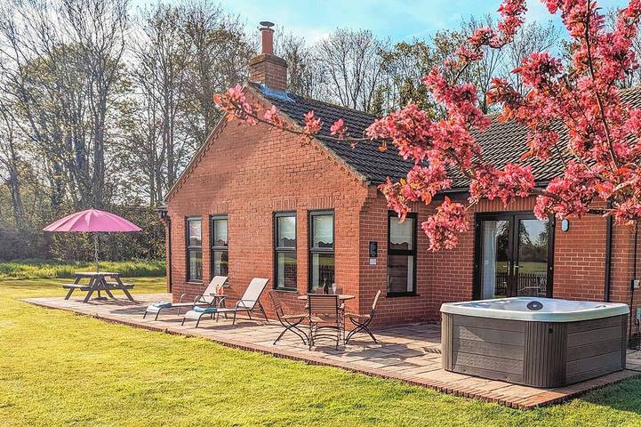 Cottage for 6 people, with garden and hot tub, with pets in Norfolk
