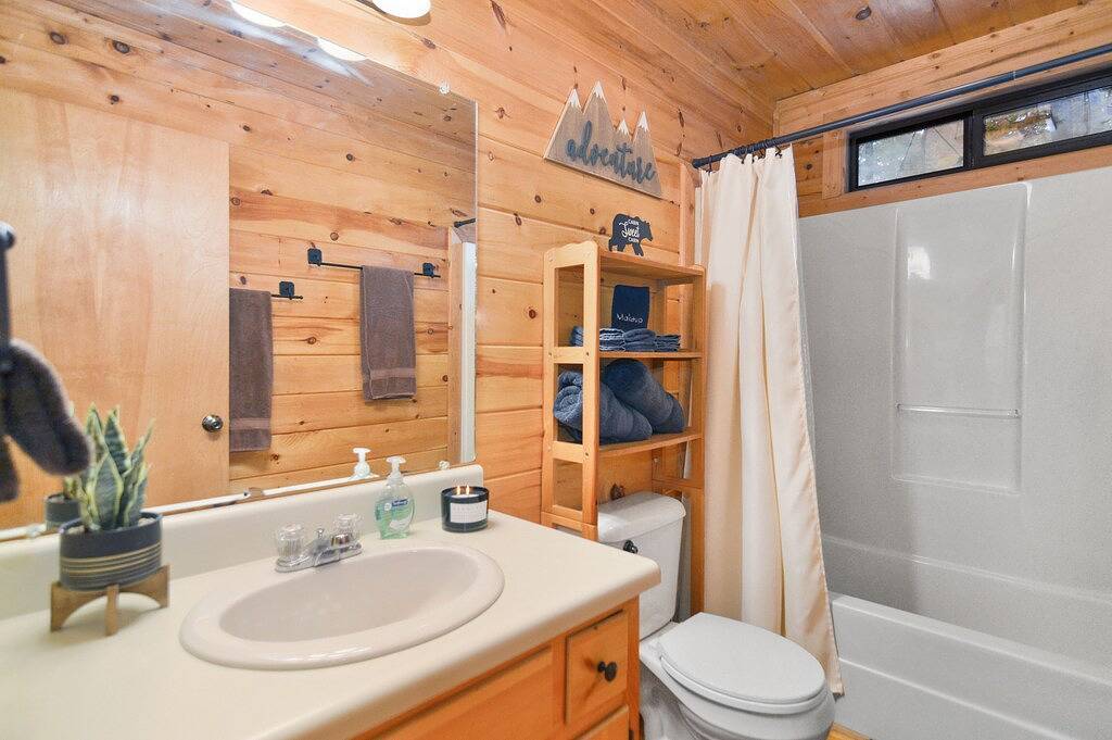 Paradise Escape: Minutes from Blue Ridge, Hot-Tub, 100+ 5-star Reviews! in Cherry Log, Chattahoochee National Forest