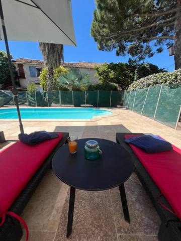 Gîte pour 2 personnes, avec vue ainsi que piscine et jardin, animaux acceptés à Argeliers
