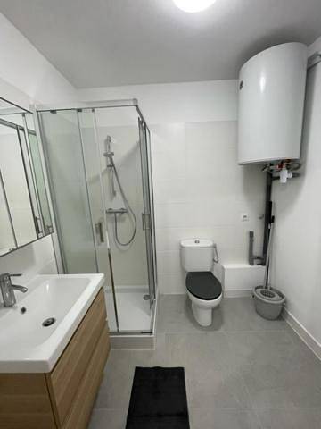 Appartement entier, Appartement 30 m2, piscine et parking privé in Mouans-Sartoux, Côte méditerranéenne (France)