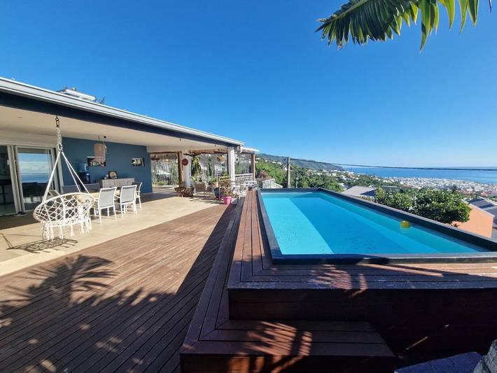 Villa pour 8 personnes, avec terrasse et jardin ainsi que vue et piscine, animaux acceptés