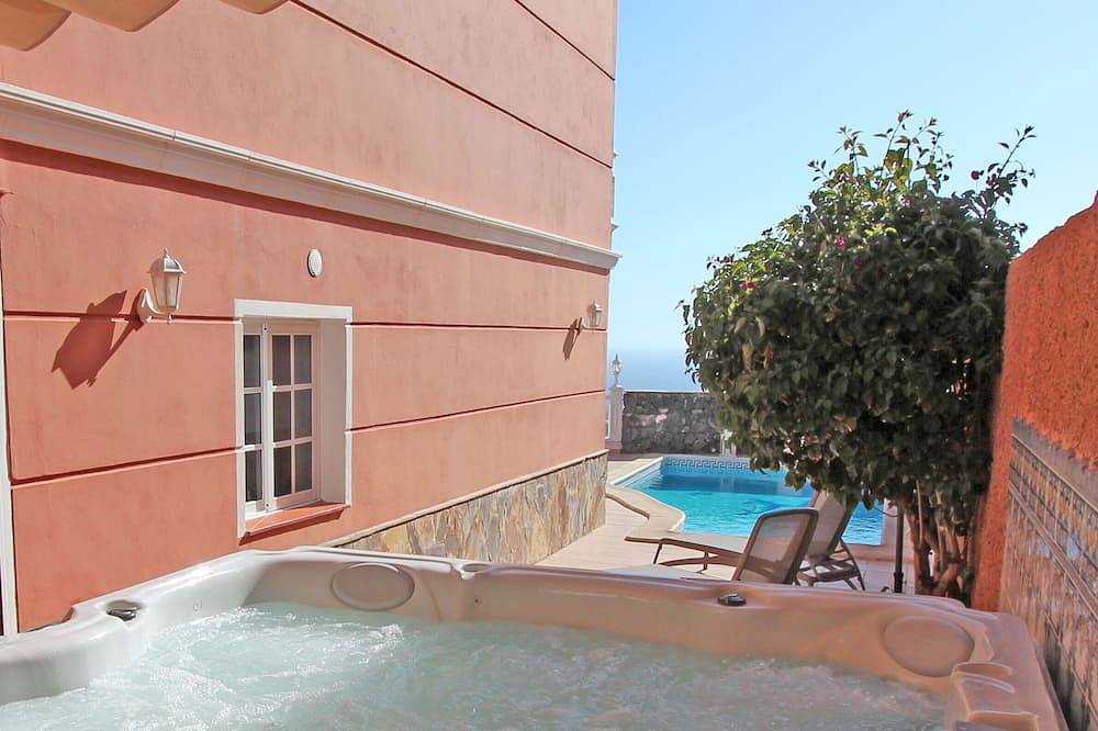 Elegant villa with private heated pool, jacuzzi and stunning sea view in Chayofa, Arona