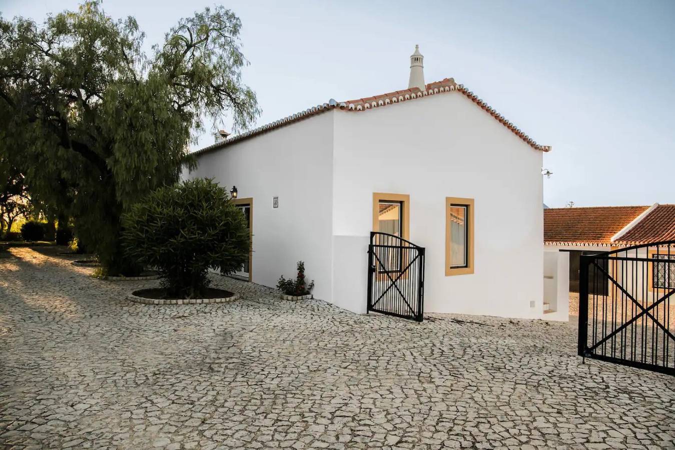 Country House "Bartolomeu Cottage" with Mountain View, Shared Pool & Wi-Fi in Portimão, Faro District