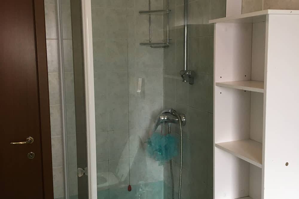 Entire apartment, Gemma - apartment holiday home in Desenzano del Garda, Garda Mountains