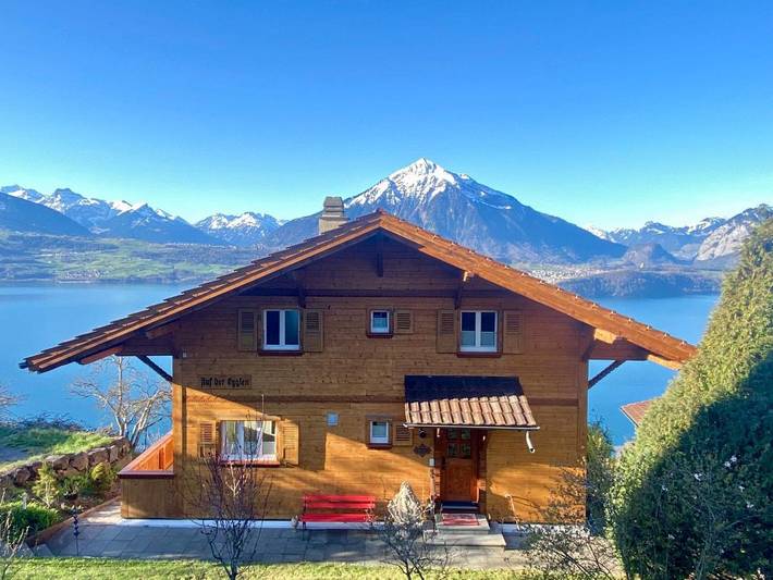Ferienhaus für 6 Personen, mit Balkon und Whirlpool sowie Terrasse und Garten in Habkern