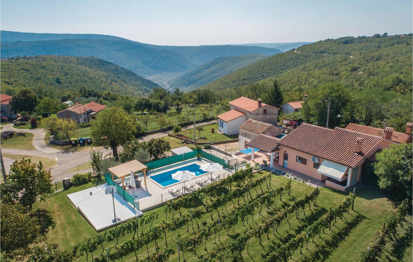 Charmant appartement avec piscine, terrasse et Wi-Fi près du centre-ville de Raša in Raša, Côte Est de l'Istrie