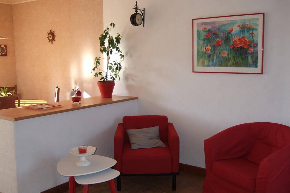 Entire apartment, House of Poppies in Saint-Laurent-de-Terregatte, Avranches region