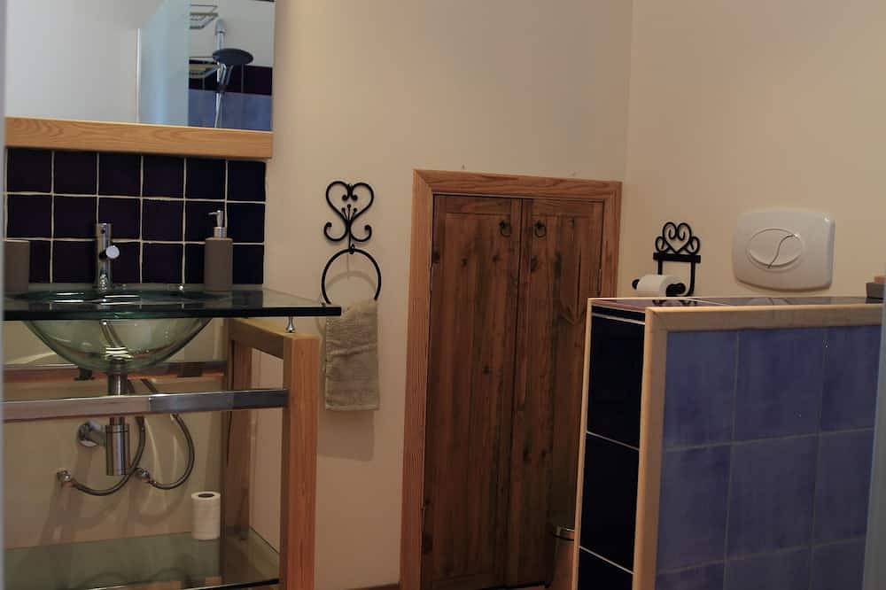 Cabaña con piscina, ubicada en un dominio privado de 5 hectáreas, perfecto para los amantes de la naturaleza. in Cenne-Monestiés, Región de Carcassonne