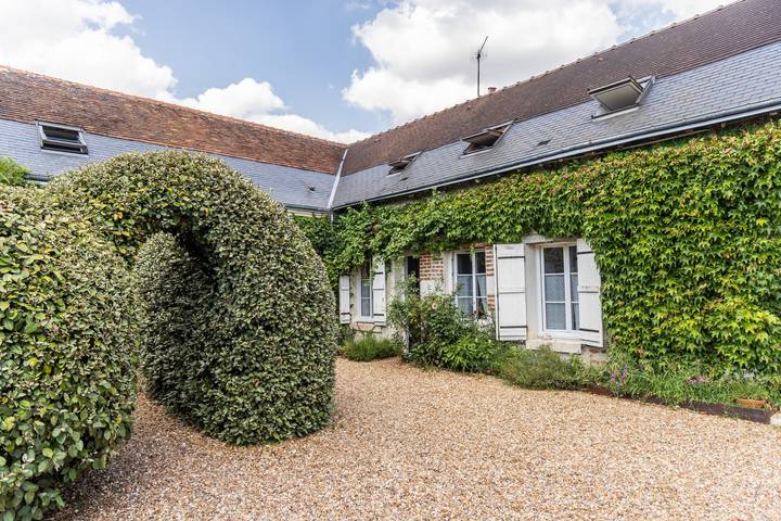 Gîte Les Hortensias avec piscine partagée, terrasse privée et Wi-Fi in Monteaux, Région de Blois
