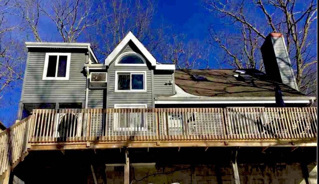 Pocono Mtn Lofthouse! 4Br Fireplace Firepit Gas Bbq 4Season Comm Pools Amenities in Saw Creek, Pike County