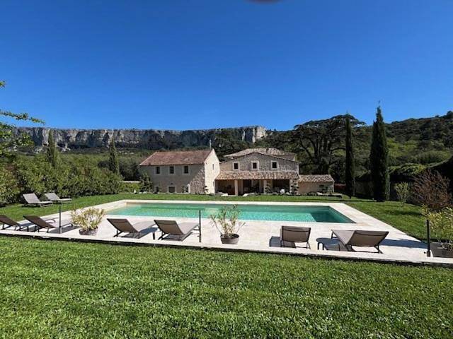 Location de vacances pour 2 personnes, avec terrasse ainsi que jardin et piscine, animaux acceptés à Lioux - 2