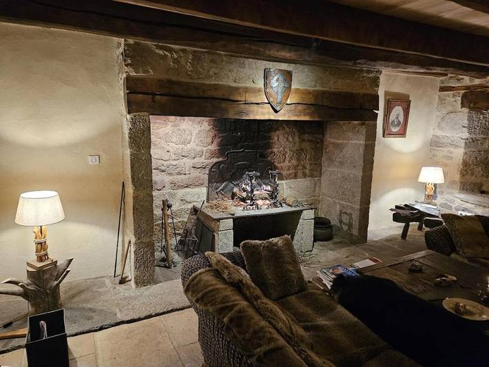 Location de vacances pour 8 personnes, avec jardin ainsi que terrasse et piscine, animaux acceptés à Cassuéjouls - 3