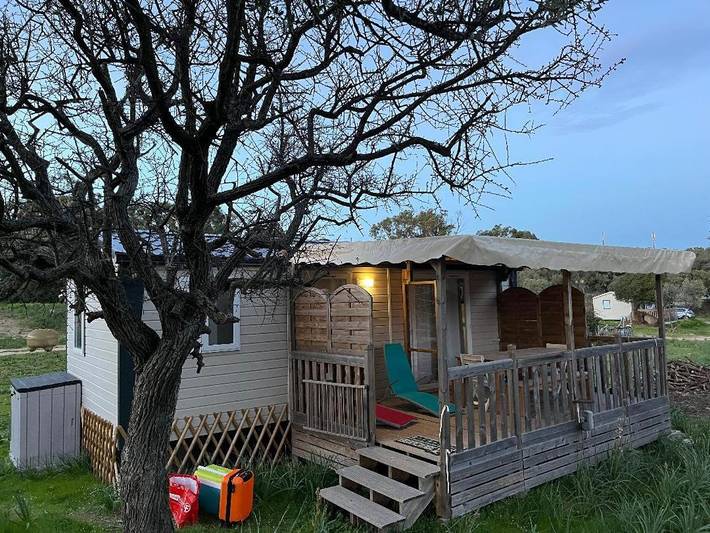 Camping pour 4 personnes, avec terrasse et piscine ainsi que vue et jardin