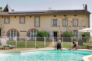 Gîte pour 25 personnes, avec jacuzzi et jardin à Teyssode