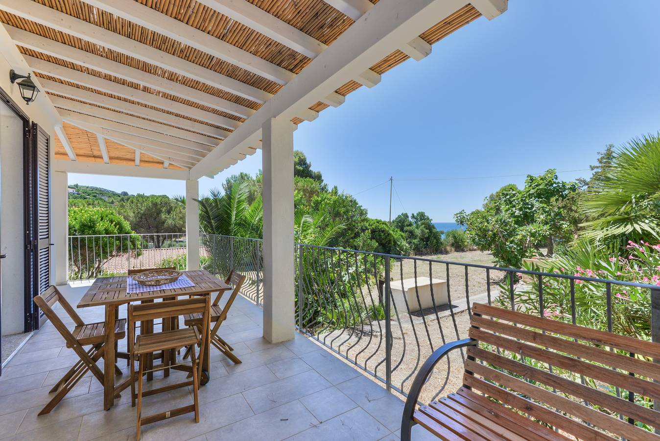 Ganze Wohnung, Ferienwohnung 'Artistica 5' mit Meerblick, gemeinsamer Terrasse und Klimaanlage in Madonna delle Grazie, Elba