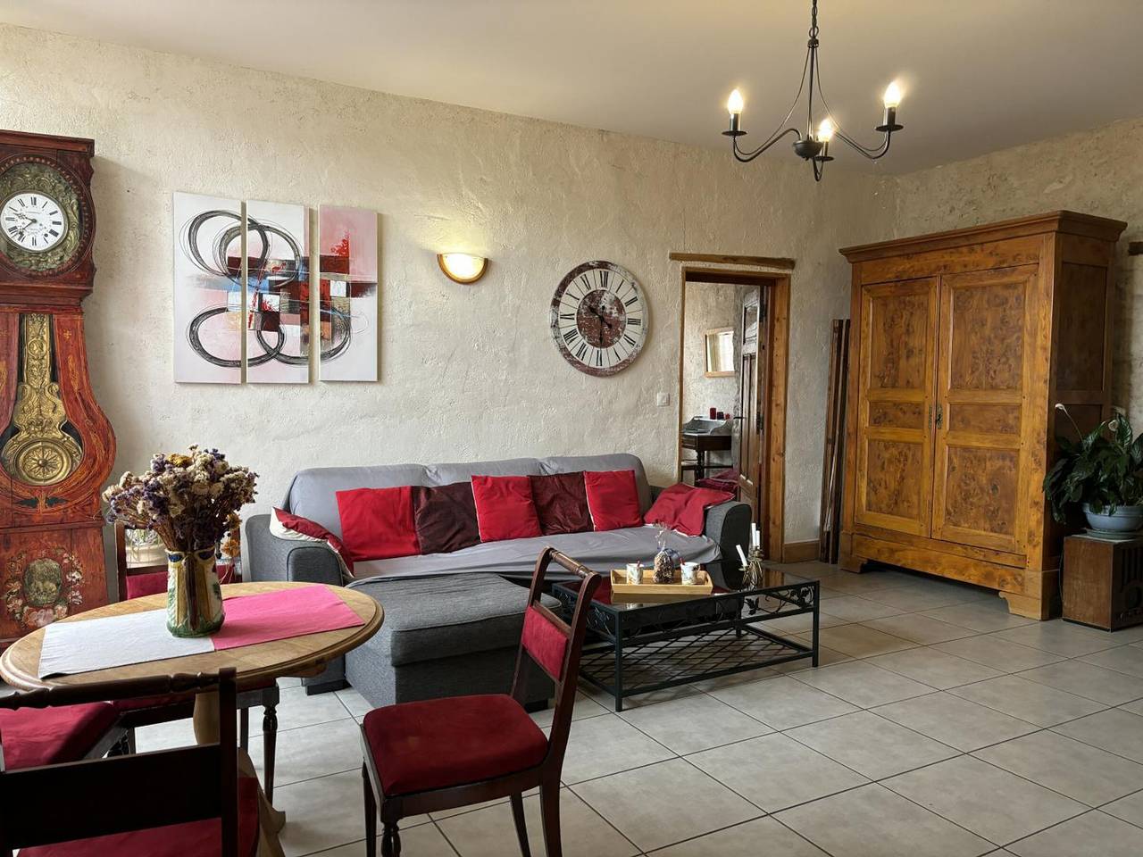 Gîte Écologique Confortable avec Jardin et Animaux Acceptés in Saint-Bonnet-de-Rochefort, Région de Vichy