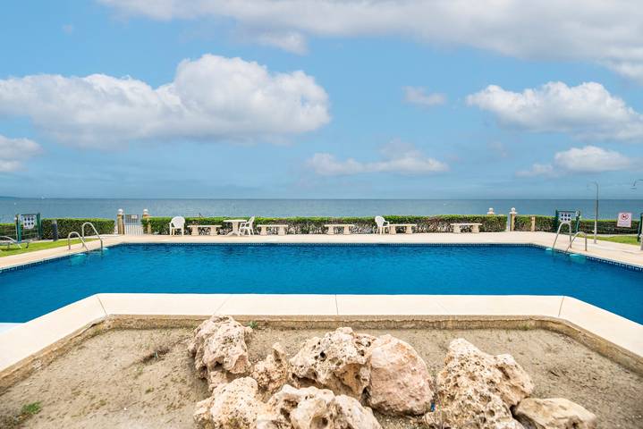 Entire apartment, Apartment 'Estepona Beach' with Sea View, Wi-Fi and Air Conditioning in Arroyo Vaquero Beach, Estepona
