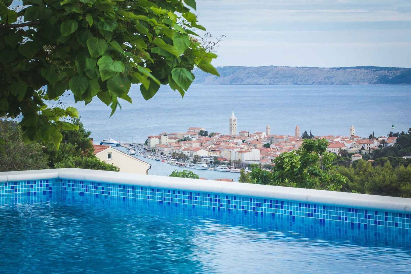 Ganze Ferienwohnung, Luxusapartment für 4 + 2 Personen mit Gemeinschaftspool und Meerblick  in Palit, Rab