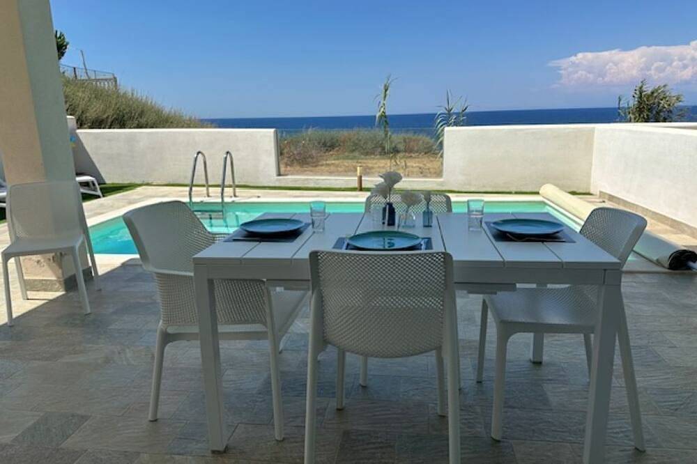 Entire apartment, Brand new first floor apartment with frontal sea view, 20 m from the sea. in La Ciaccia, Valledoria