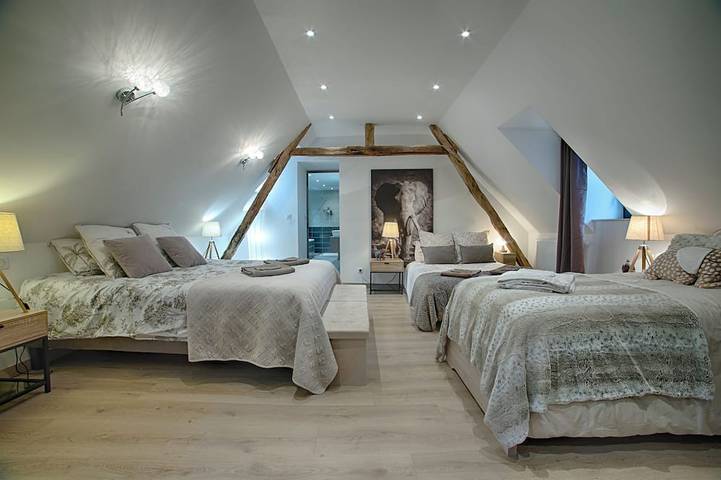 Ferme des Petites Oreilles: 4-star vacation home, 90 animals, and 25.7 ha. Ideal for families in Montignac, Périgord Noir