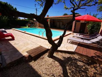 Gîte pour 4 personnes, avec piscine ainsi que jardin et vue à Bernis