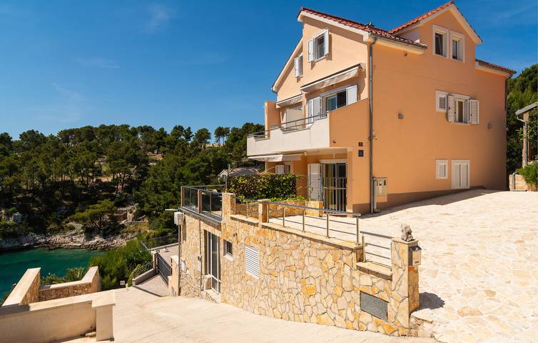 Ganze Ferienwohnung, Gemütliche Ferienwohnung, 2 km vom Strand entfernt, mit WLAN, Parkplatz und Terrasse in Milna, Brac