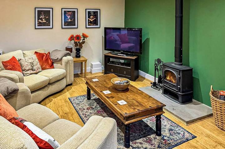 Log cabin for 4 people, with garden, with pets in Otterburn