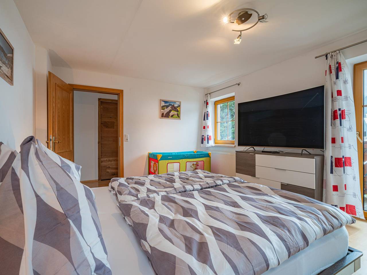 Alpine chalet charm with balcony in Embach in Lend, Ski Amadé