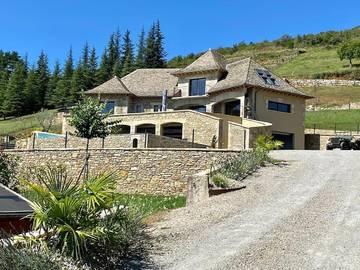 Villa pour 8 personnes, avec jacuzzi ainsi que piscine et jardin dans l' Aveyron