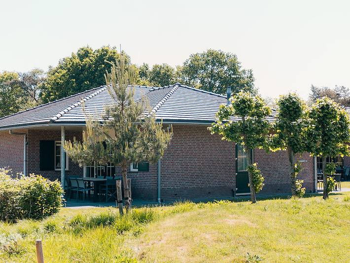 Vakantiehuis voor 16 personen, with sauna and uitzicht op het meer as well as terras and balkon/terras in Voorthuizen