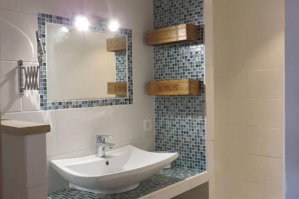 Lourmarin:Ground Floor In Bastidon At The Foot Of The Luberon in Lourmarin, Parc naturel régional du Luberon