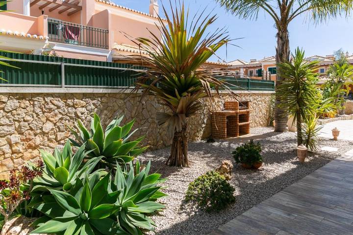 Location de vacances pour 6 personnes, avec piscine ainsi que vue et jardin à Algoz - 4