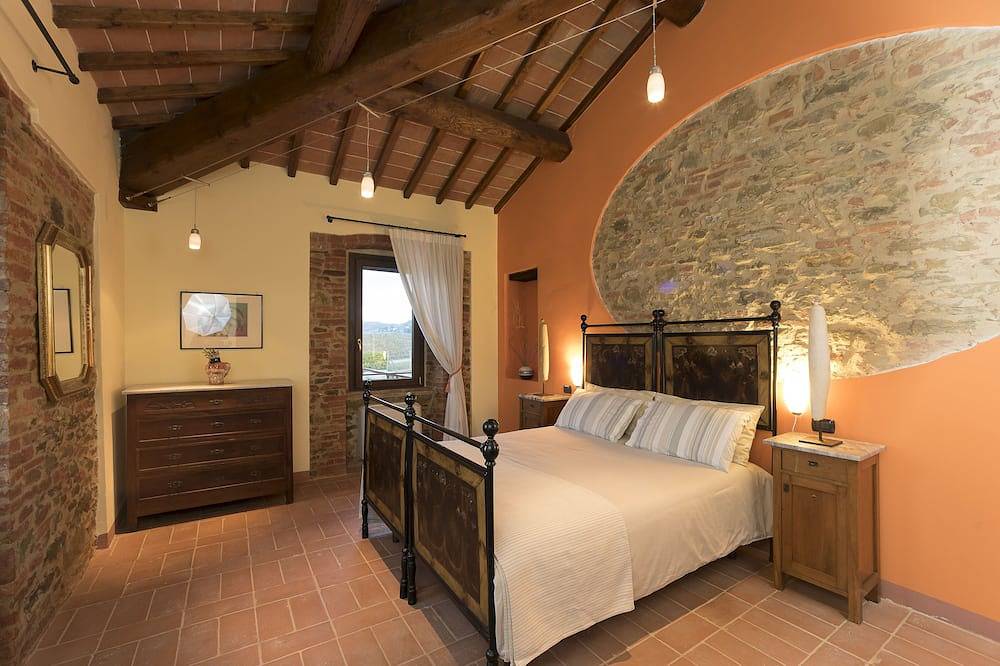 Entire apartment, 19th century stone villa with private pool and garden/6 sleeps/pet friendly in Panicale, Lake Trasimeno