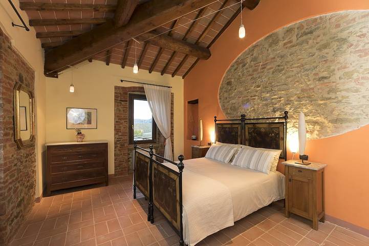 Entire apartment, 19th century stone villa with private pool and garden/6 sleeps/pet friendly in Panicale, Lake Trasimeno