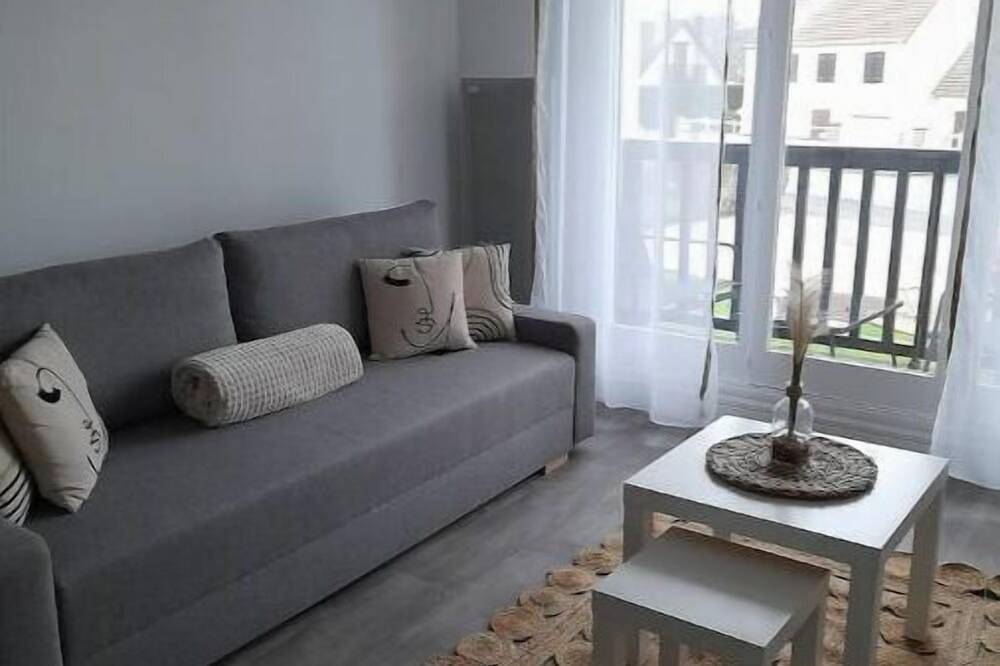 Entire apartment, Refurbished T2 apartment with balcony in Villers-sur-Mer, Lisieux region