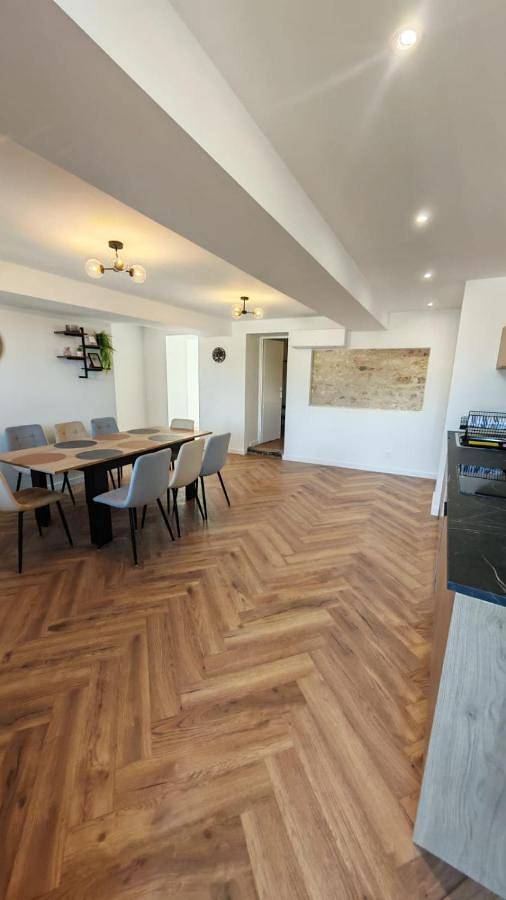 Gîte pour 8 personnes, avec Balcon et Terrasse ainsi que Jardin et Piscine à Crêches-sur-Saône - 4