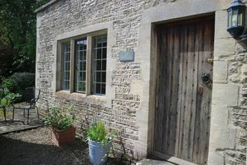Log Cabin for 2 People in The Cotswolds, South West England, Photo 2