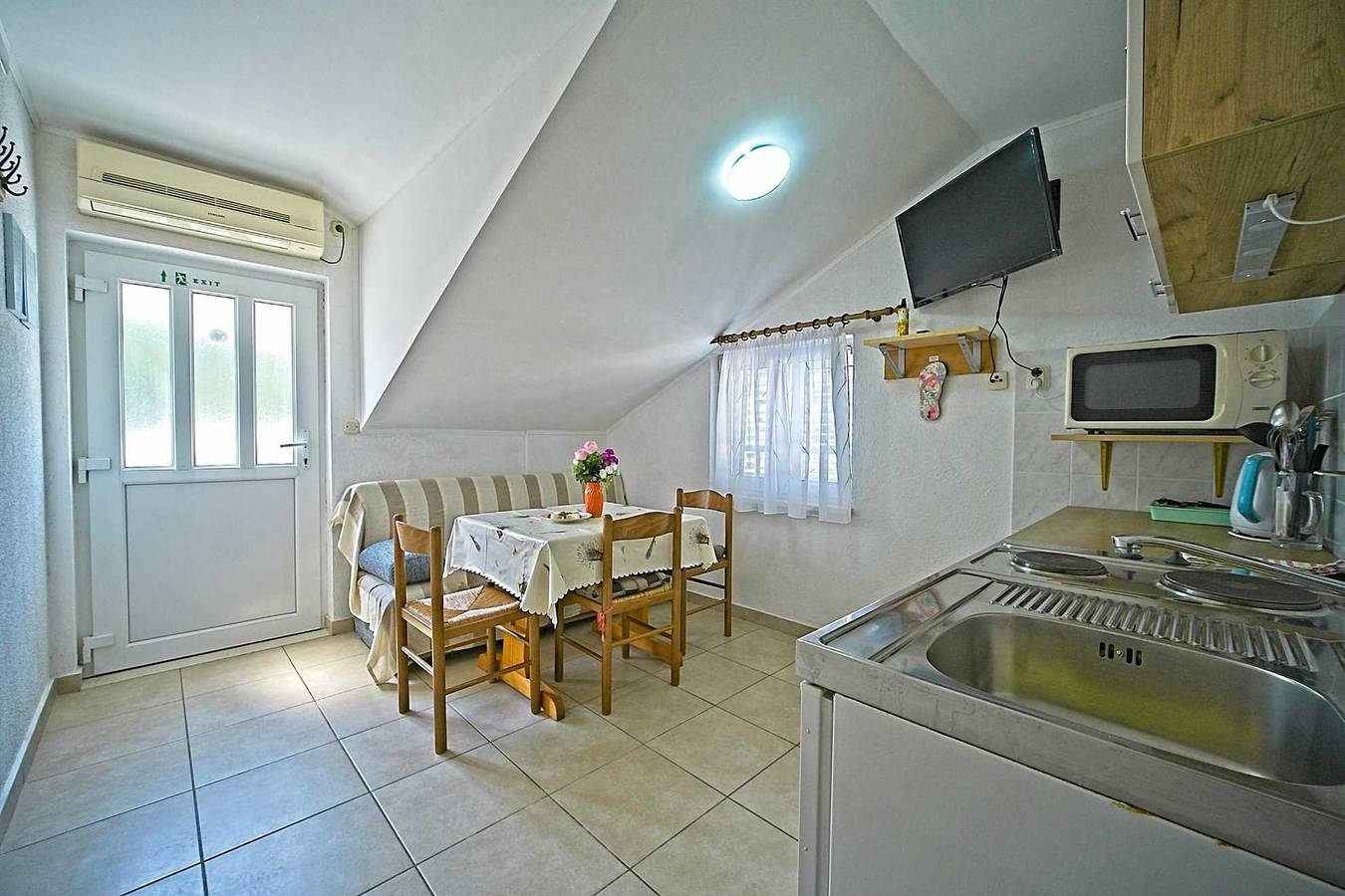 Ganze Wohnung, Matana Pomena - A1 Apartment mit Balkon und Meerblick in Pomena, Mljet