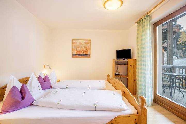 Appartamento intero, Lettnerhof - Suite Familiare con Balcone, Vista Montagna, Wi-Fi, Immersa nel Verde in Welsberg-Taisten, Dolomiti Orientali