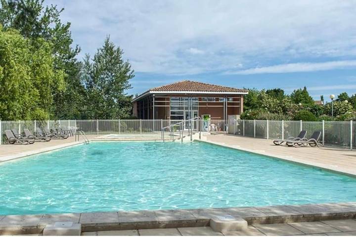 Gîte pour 4 personnes, avec vue sur le lac ainsi que jardin et piscine à Saint-Saturnin-lès-Avignon - 2