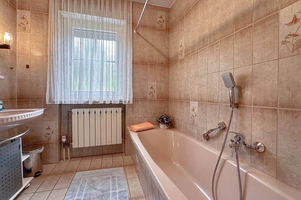 Ganze Wohnung, Ruhige Ferienwohnung mit Balkon und Terrasse in Röhrnbach, Ostbayern