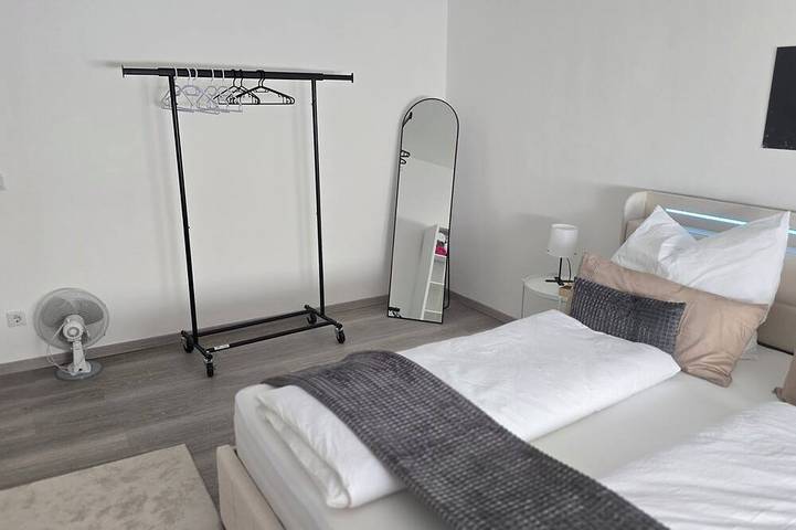 Ganze Wohnung, Bayerwald Auszeit: Große Ferienwohnung, 2 Minuten zu einem guten Frühstück ideal in Cham, Ostbayern