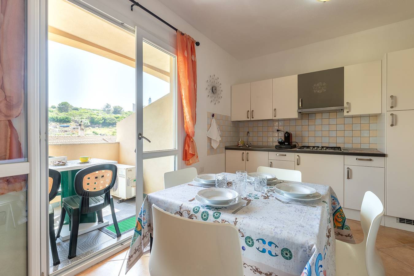 Casa vacanze 'Mare Nostrum' con vista sulle montagne, terrazza privata e aria condizionata in Castelsardo, Provincia di Sassari