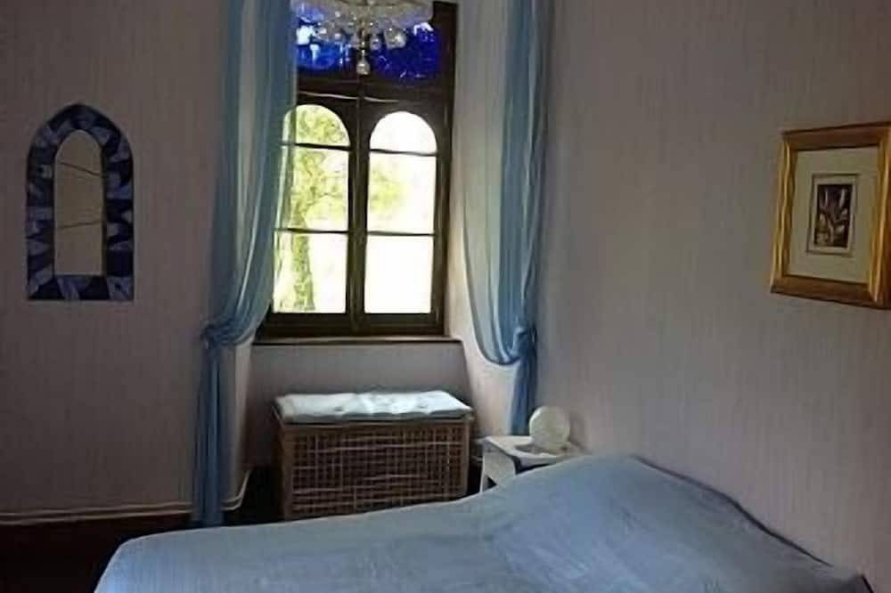 Château du 12e siècle, situe dans 8 hectares. Bordé par la rivière. Avec piscine in Latoue, Haute-Garonne